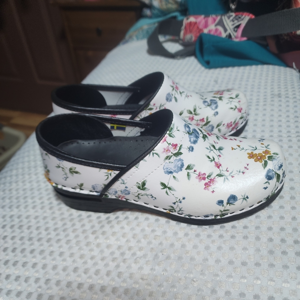 BJORK EUC WOMENS SZ 38/39 DAHLIA NATURE GARDEN PRINT LEATHER CLOGS